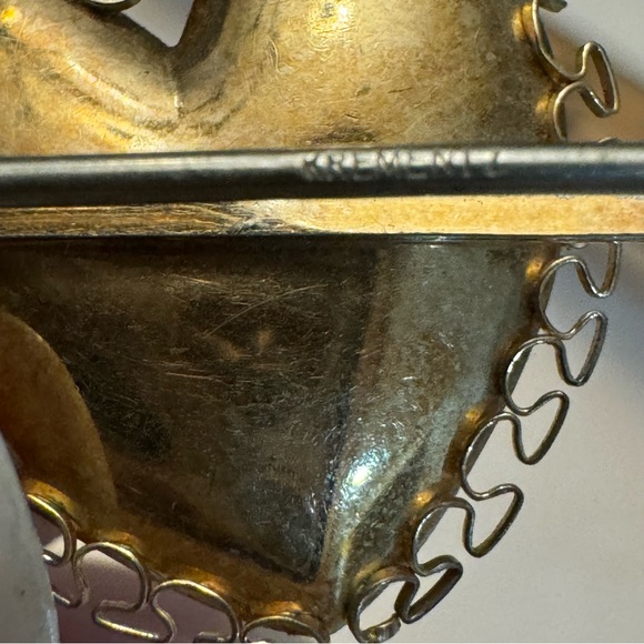 Vintage KREMENTZ Gold Heart Arrow Brooch White Faux Peal Gold Tone Ornate Trim - Picture 4 of 6